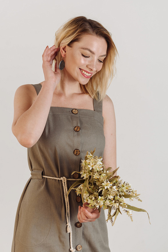 Льняное миди платье на бретельках и пуговицах