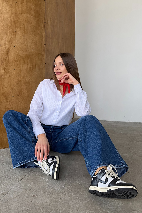 Белая рубашка свободного кроя из фактурного коттона