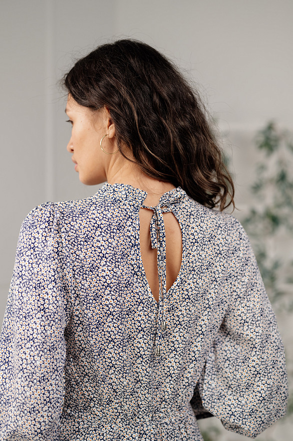 Dress with stand-up collar and delicate ruffles