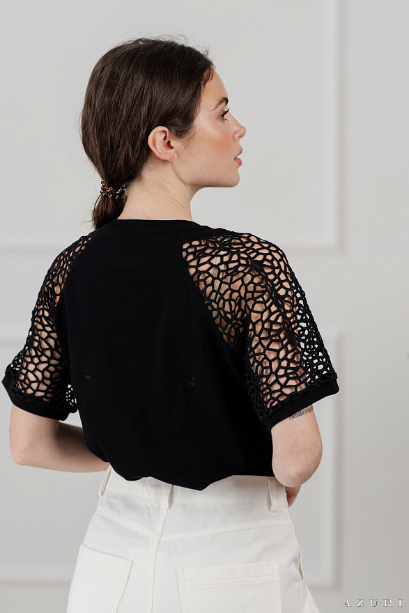 Чорна футболка з мереживним рукавом