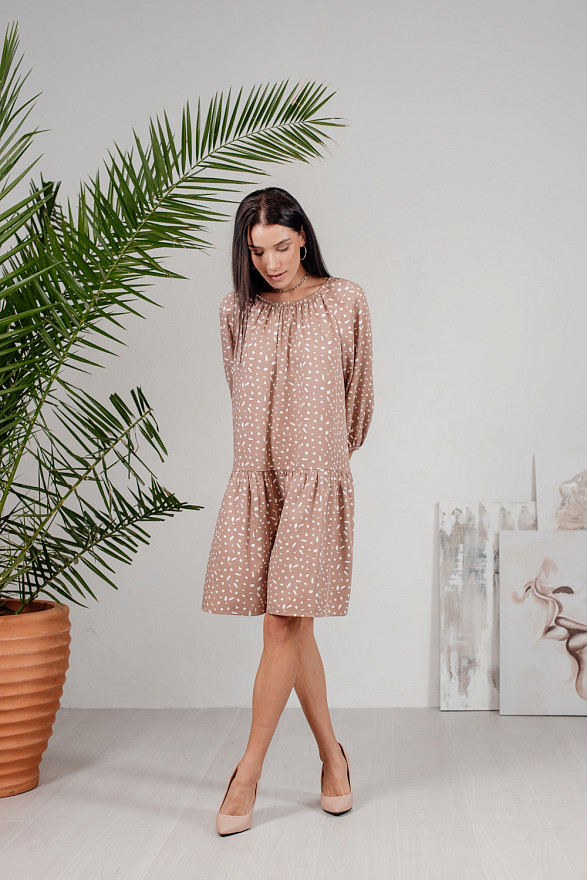 Бежева коротка сукня з абстрактним принтом