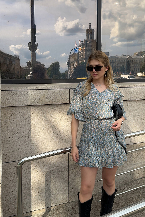 Голубое шифоновое платье