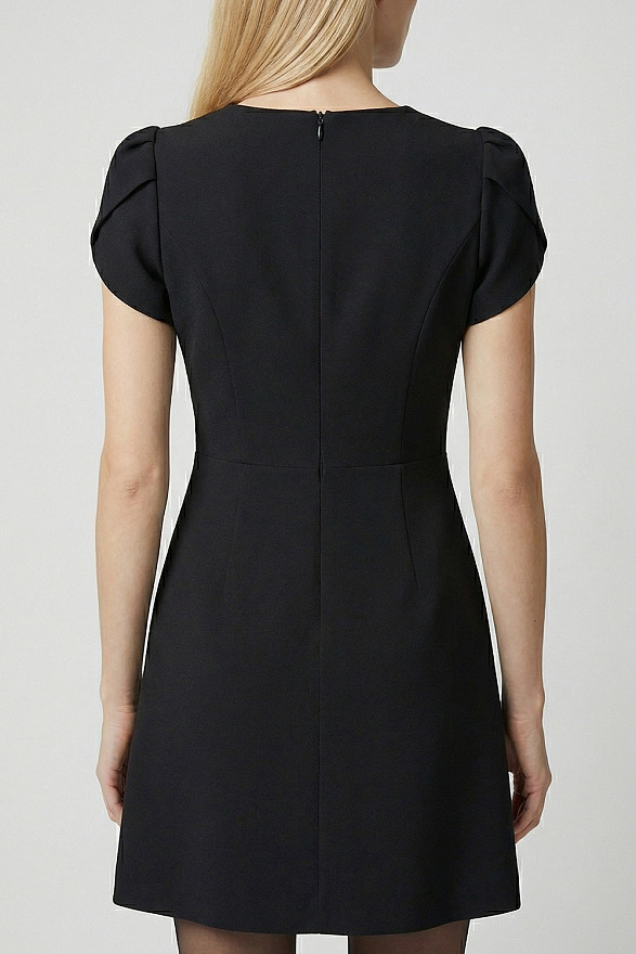 Черное короткое платье с трапециевидной юбкой и асимметричным рукавом
