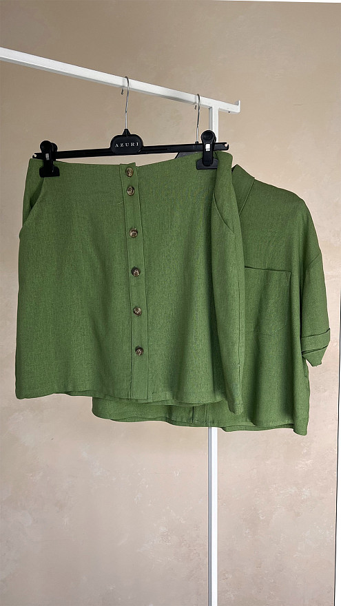 Льняной костюм зеленого цвета