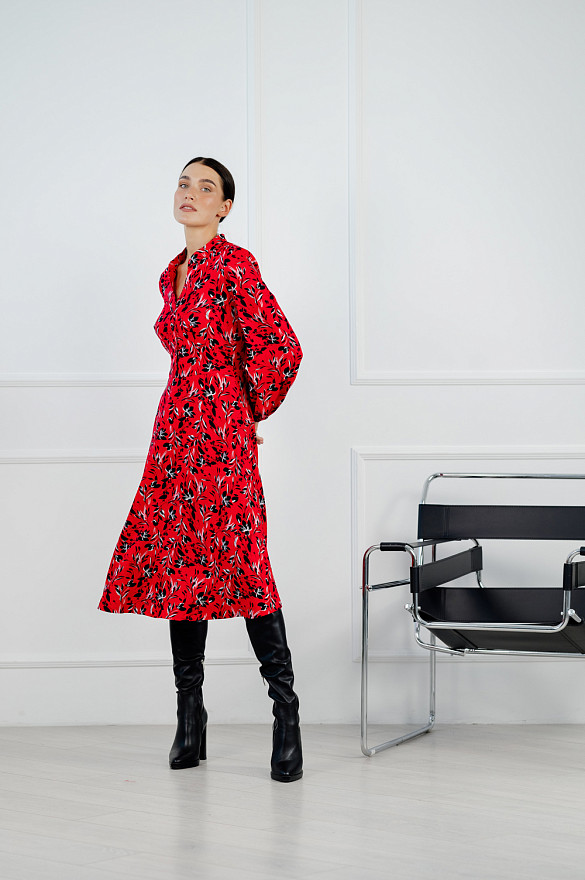 Яркое красное платье в цветочный принт. 