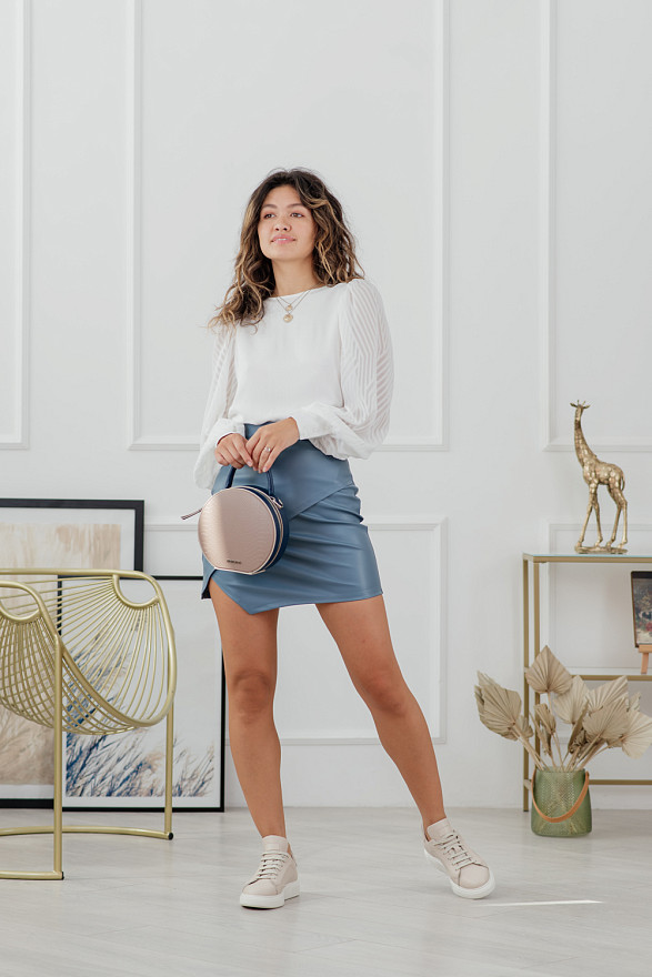 Белая блузка с объемным шифоновым рукавом