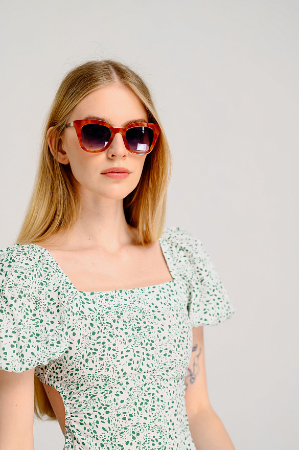 Біла сукня з фігурним вирізом на спині