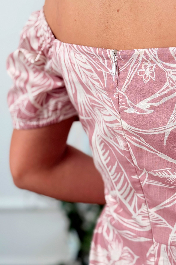 Розовое приталенное платье