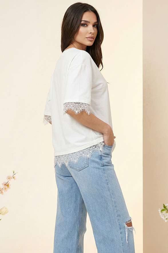 Молочна вільна футболка з мереживом та широкими рукавами