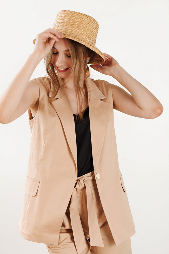 Песочный жилет с V-образным вырезом