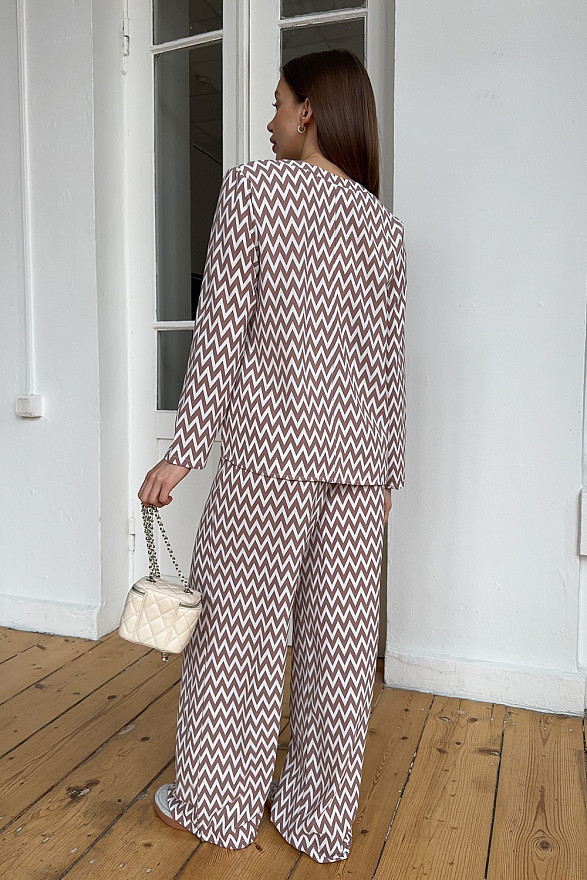 Брючный костюм с разрезами и фигурной горловиной цвета 