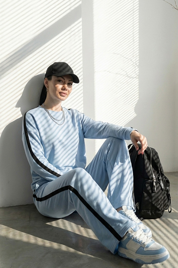 Голубой прогулочный костюм с лампасами