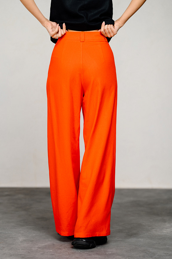 Linen trousers in color 