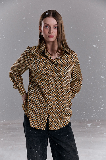 Stylish loose blouse with long sleeves, buttons and an elegant stand-up collar. The versatile style is ideal for creating both casual and business looks.