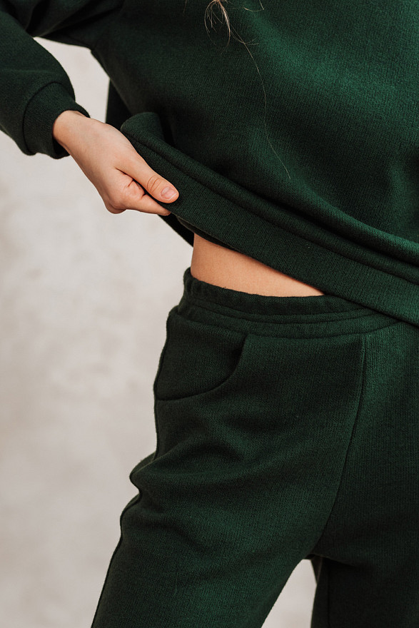 Зеленый костюм с объемными плечами