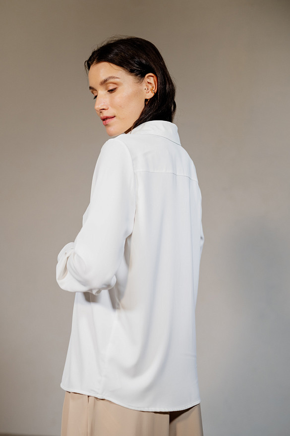 Ніжна молочна блуза з довгим рукавом