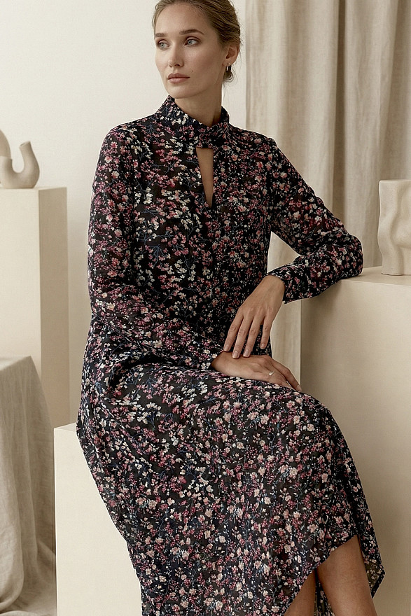 Чорна вільна сукня-трапеція з асиметричним низом