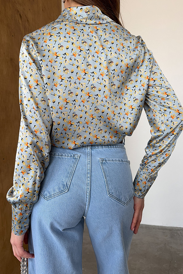 Голубая свободная блуза с длинным рукавом