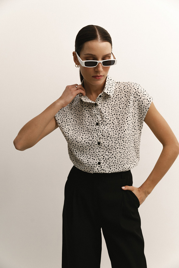 Молочная рубашка свободного кроя