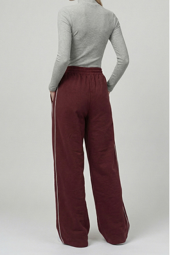 Жіночі бордові штани вільного крою з кантом по боковому шву