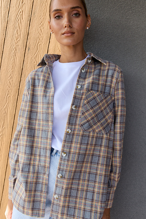 Серая рубашка в клетку