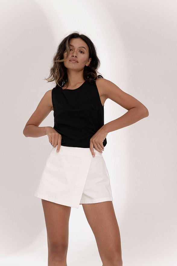 Котонові шорти-спідниця у молочному кольорі.