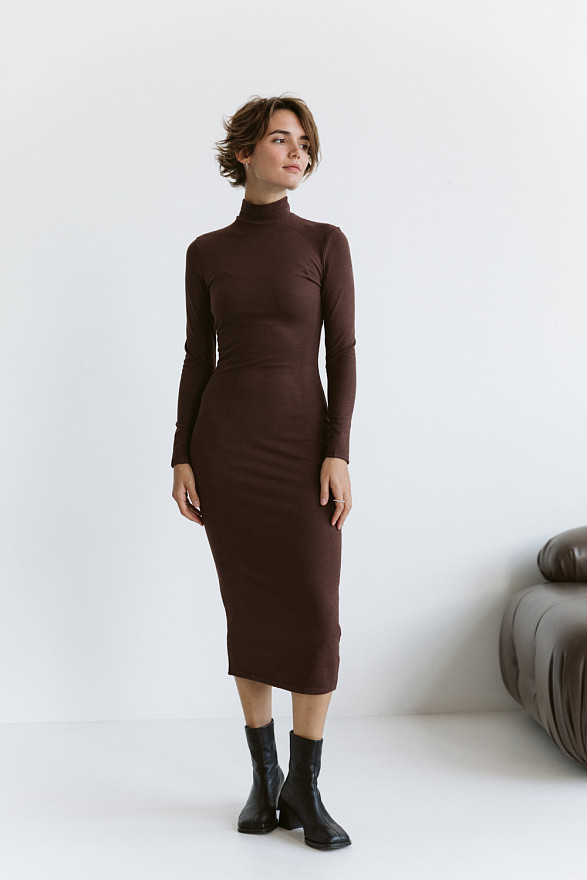 Силуетна сукня-міді з довгим рукавом шоколадного кольору.