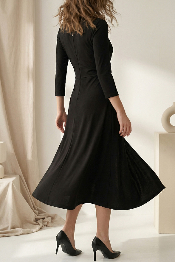 Шоколадное облегающее платье с декоративным разрезом