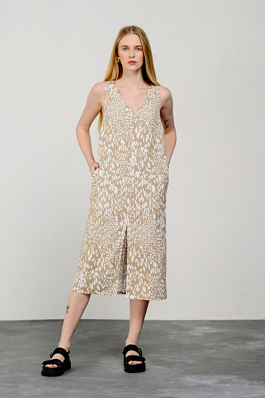 Вільна сукня з льону без рукавів з V-подібною горловиною - це ідеальний вибір для літніх днів. Сукня має кишені в бічних швах і розріз по центру полички, що надає їй елегантного та стильного вигляду. Виріб виготовлений з високоякісного льону. Крім того, сукня була зроблена максимально зручною і практичною, що робить її відмінним вибором для повсякденного носіння