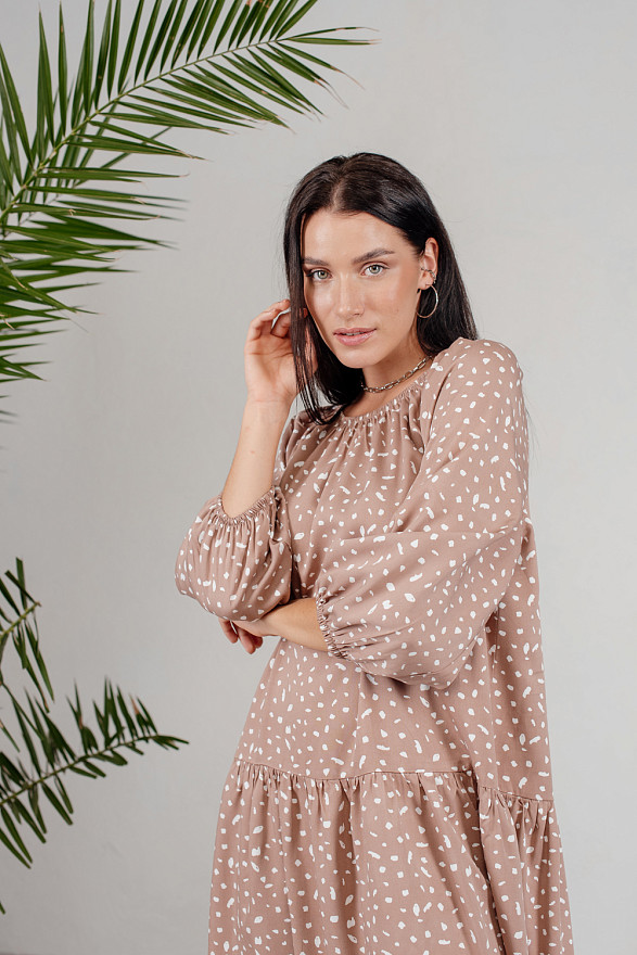 Бежева коротка сукня з абстрактним принтом