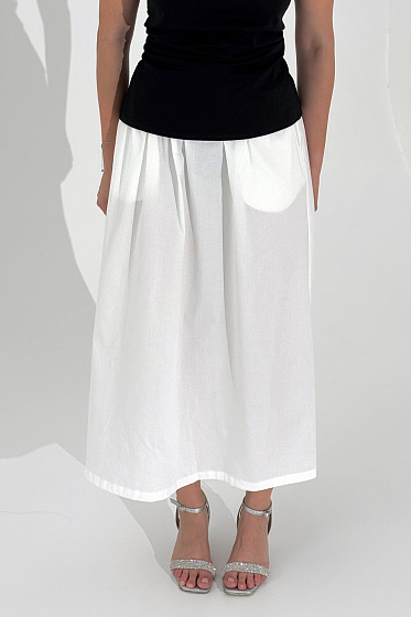 Cotton skirt with elastic waistband and side pockets - an elegant and comfortable skirt made of natural cotton. The elastic waistband provides an optimal fit, and the functional side pockets add practicality to the product. An excellent choice for creating stylish and comfortable everyday looks.