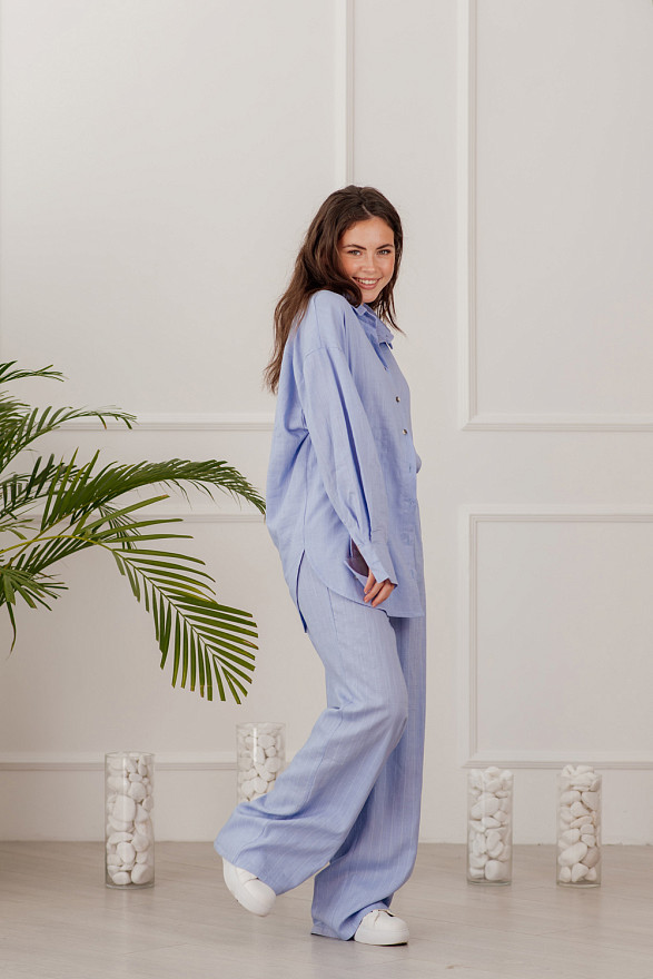 Голубий лляний костюм з полосатими брюками