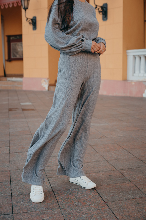 Серые вязаные расклешенные брюки
