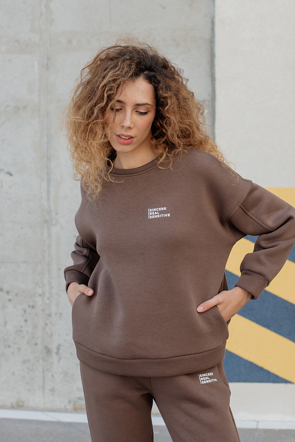 Warm sweatshirt with side pockets 