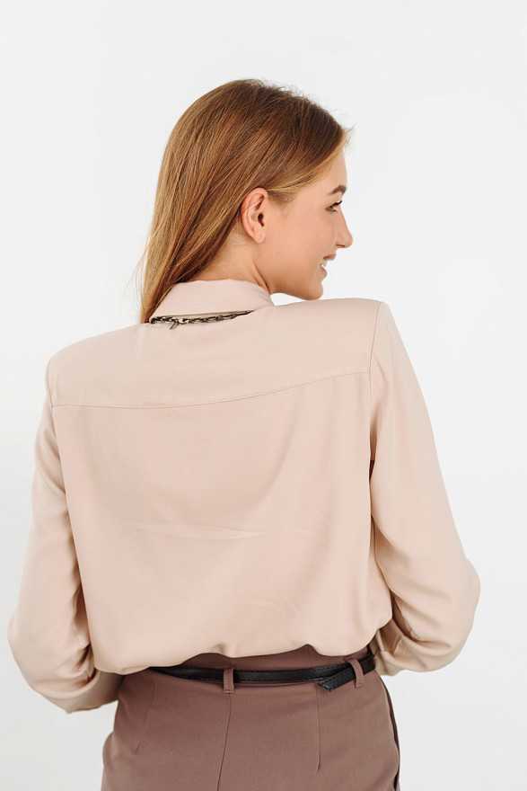 Бежевая блузка с объемными плечами