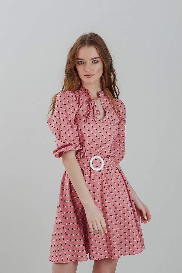 Розовое платье в горошек