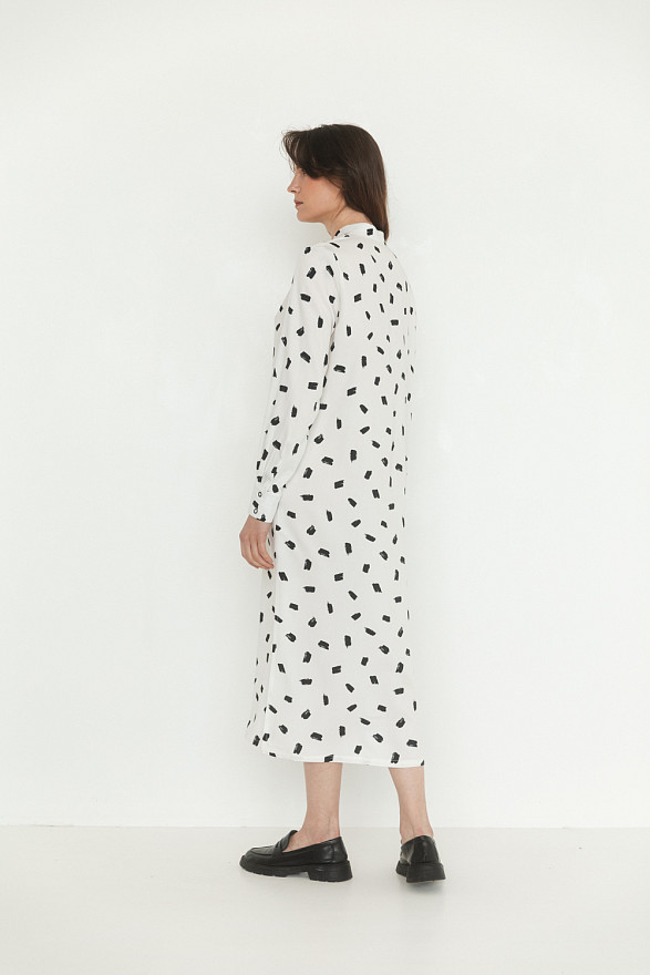 Молочна вільна сукня з розрізами по бічних швах