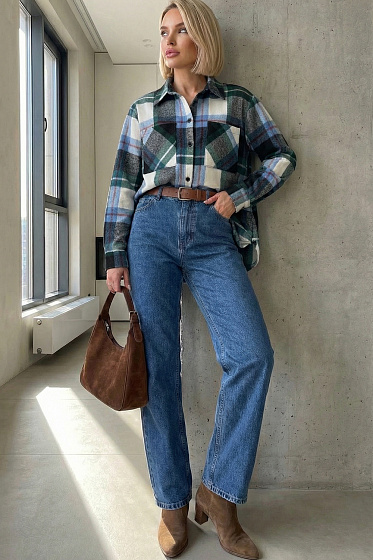 Пряма жіноча сорочка в клітку з елегантним стояче-відкладним коміром і акуратним рукавом на манжеті. Кокетка на спинці забезпечує ідеальну посадку, а накладна кишеня надає образу стильного акценту. Універсальна картата сорочка підходить для офісу, прогулянок та повсякденних образів. Відмінний вибір для тих, хто цінує комфорт, якість та сучасний дизайн.