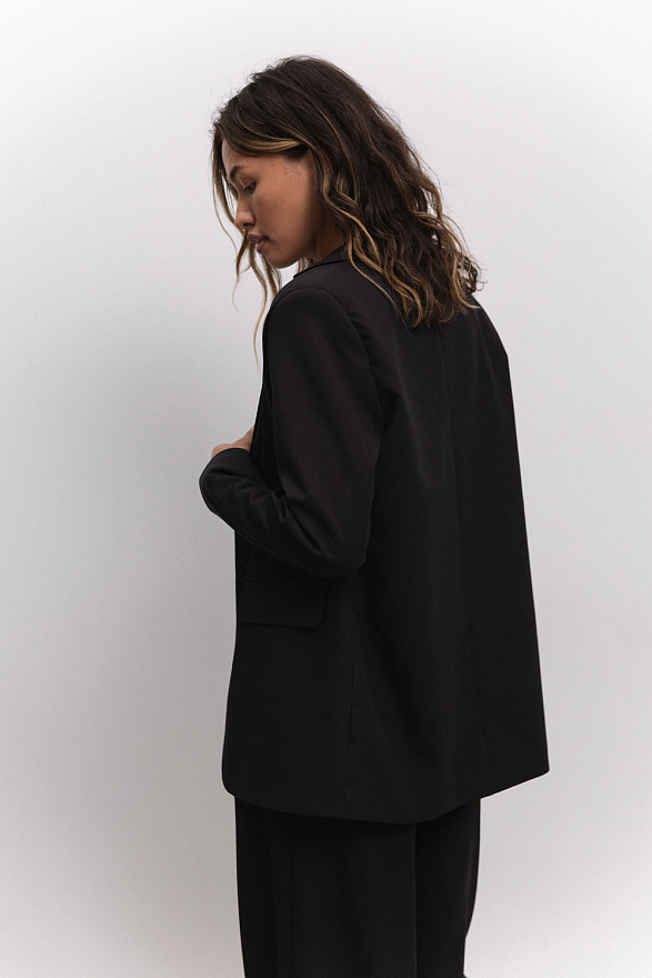 Черный пиджак в стиле оверсайз