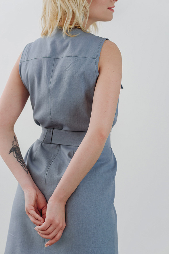 Короткое платье из льна