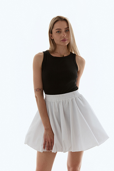 A women's balloon skirt is the perfect choice for creating an elegant look. Its balloon shape gives lightness and femininity. Made from 100% cotton, this skirt goes great with t-shirts, tops, blouses, creating a flawless look for any occasion.