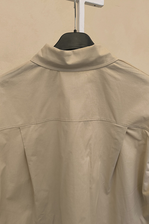 Бежевая рубашка из поплина