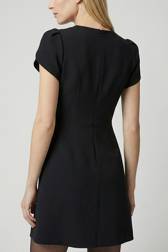 Черное короткое платье с трапециевидной юбкой и асимметричным рукавом