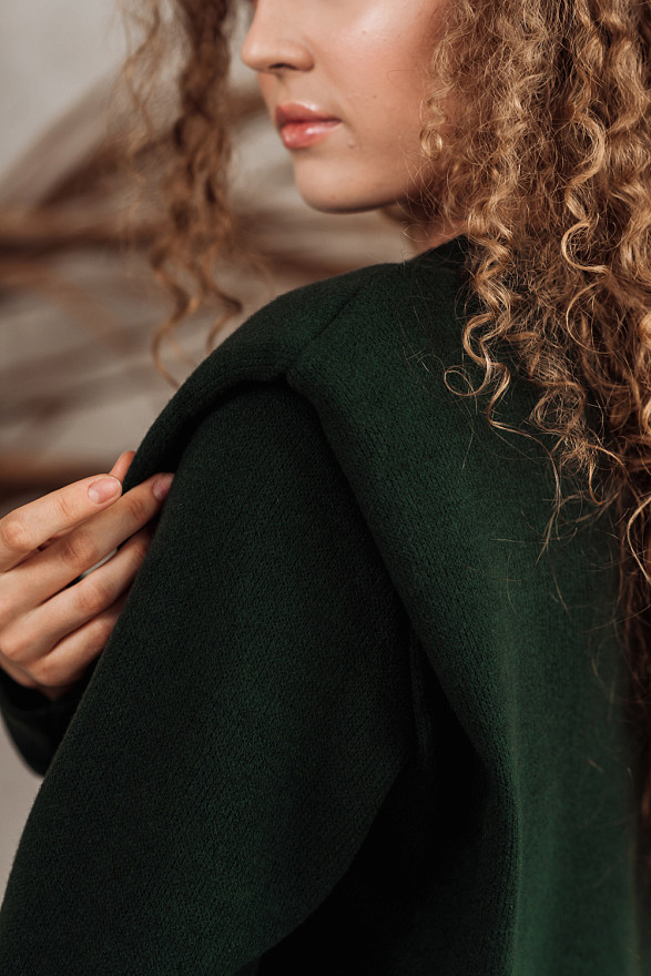 Зеленый костюм с объемными плечами