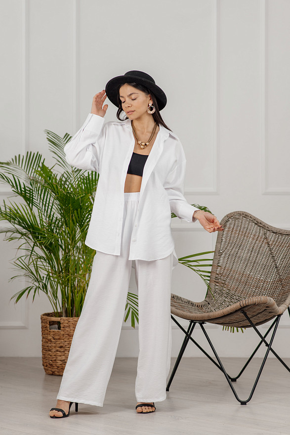 Білий лляний костюм