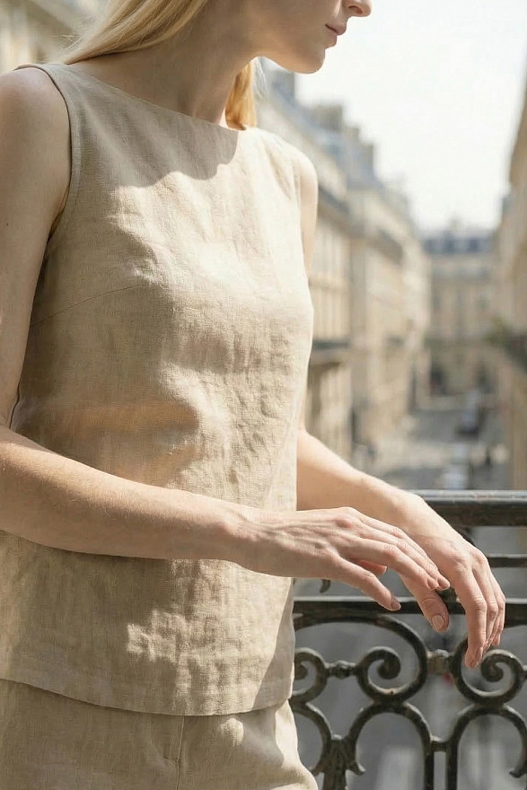 Льняной топ с разрезами в цвете 