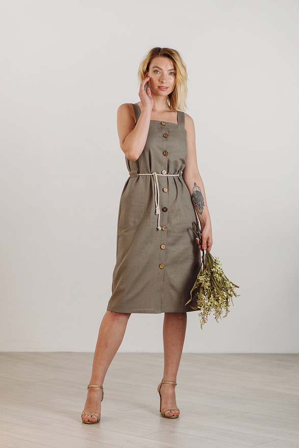 Льняное миди платье на бретельках и пуговицах