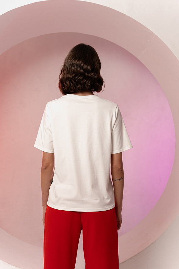 Белая прямая футболка с вертикальной надписью