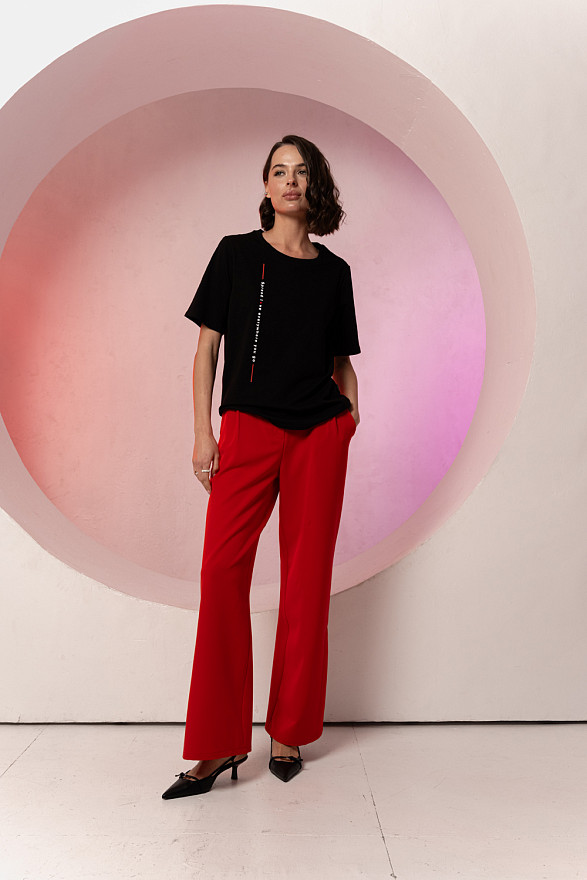 Черная прямая футболка с вертикальной надписью