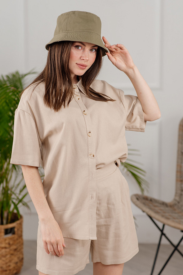 Бежевый летний льняной костюм